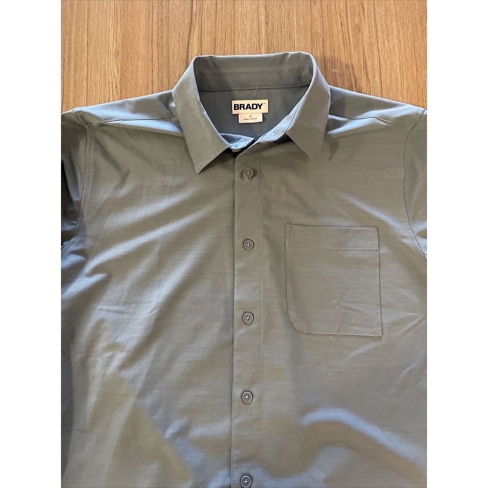 Brady Men's Zero Weight Button-Up Shirt Long Sleeve Size Small‎